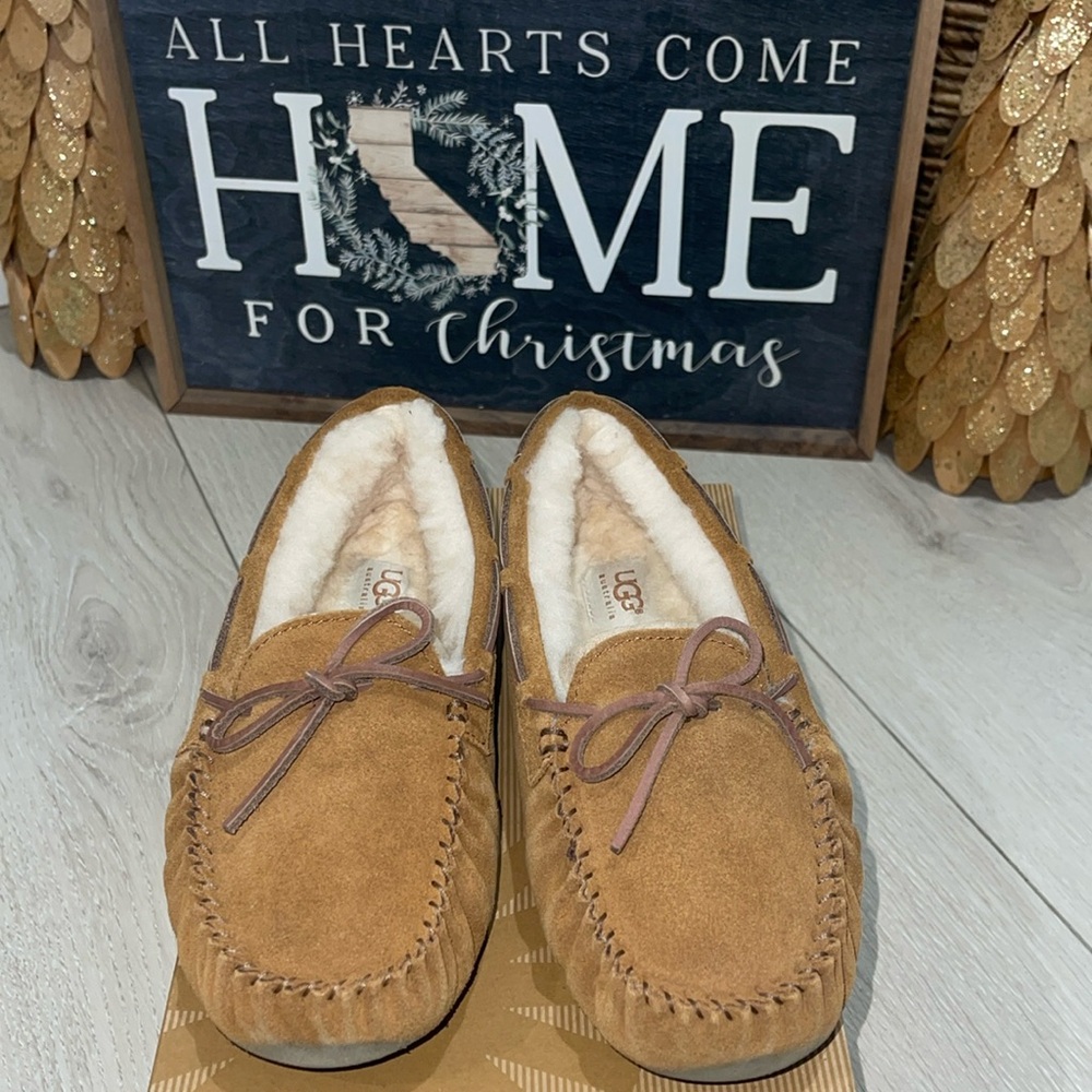 UGG K Dakota Sz 7